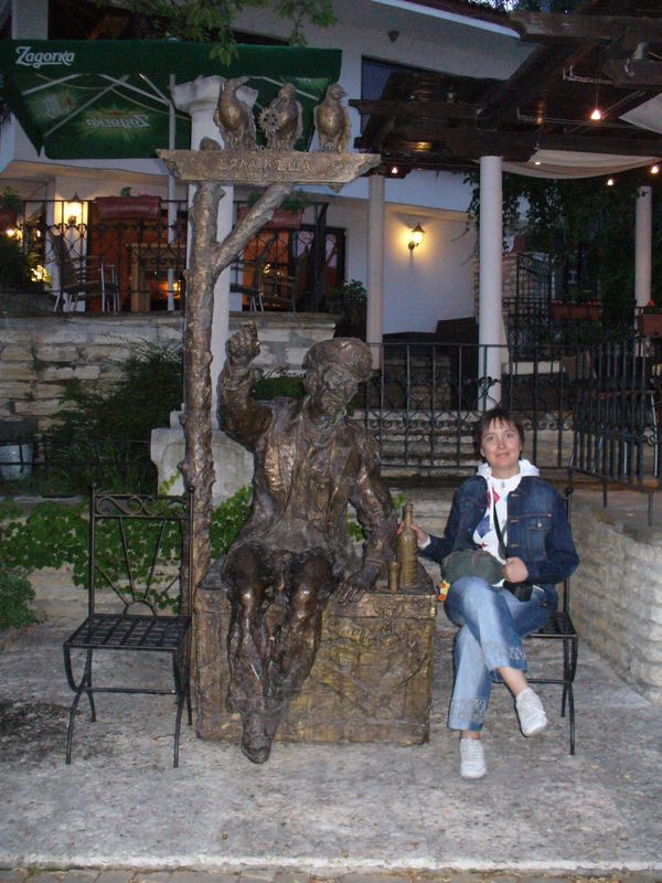 България, Балчик, Снимка с интересна компания-статуя
